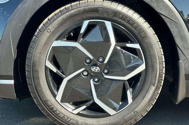 Used 2024 Black Hyundai SEL image 33