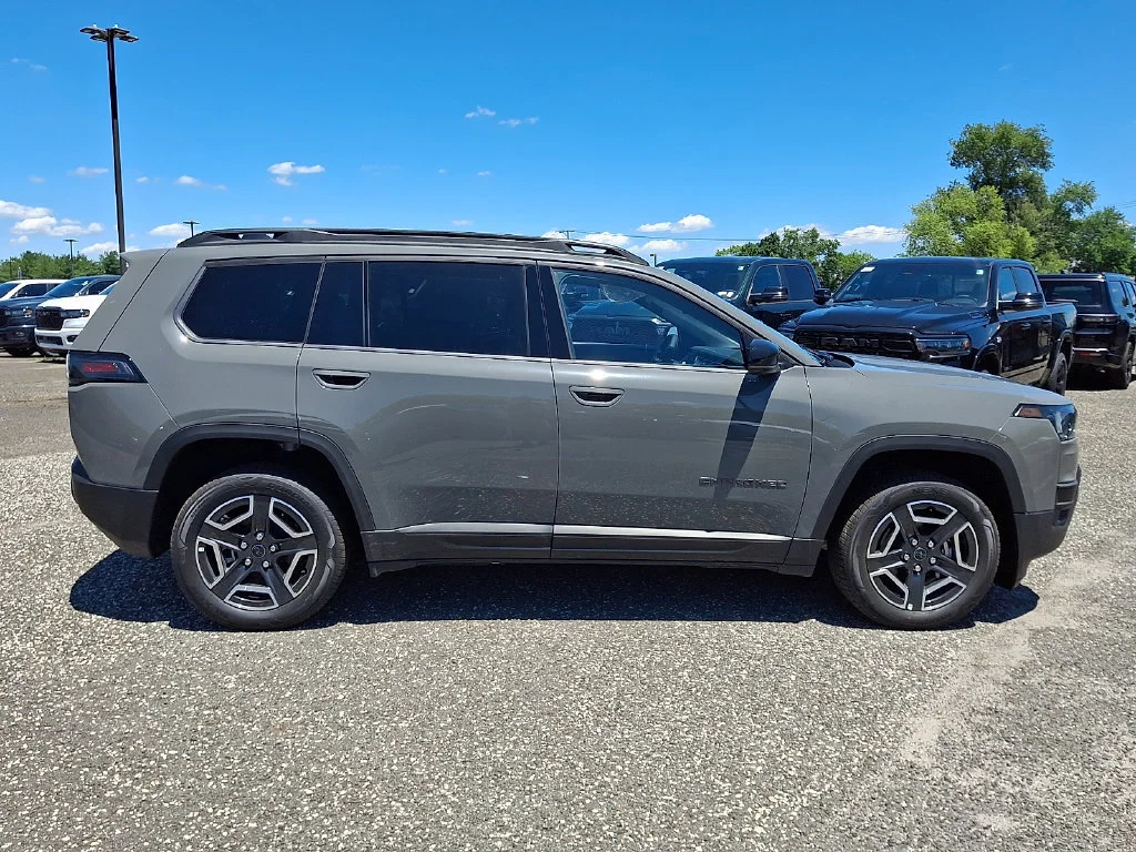 New 2026 Sting-Gray Clear-Coat Exterior Paint Jeep Limited image 9