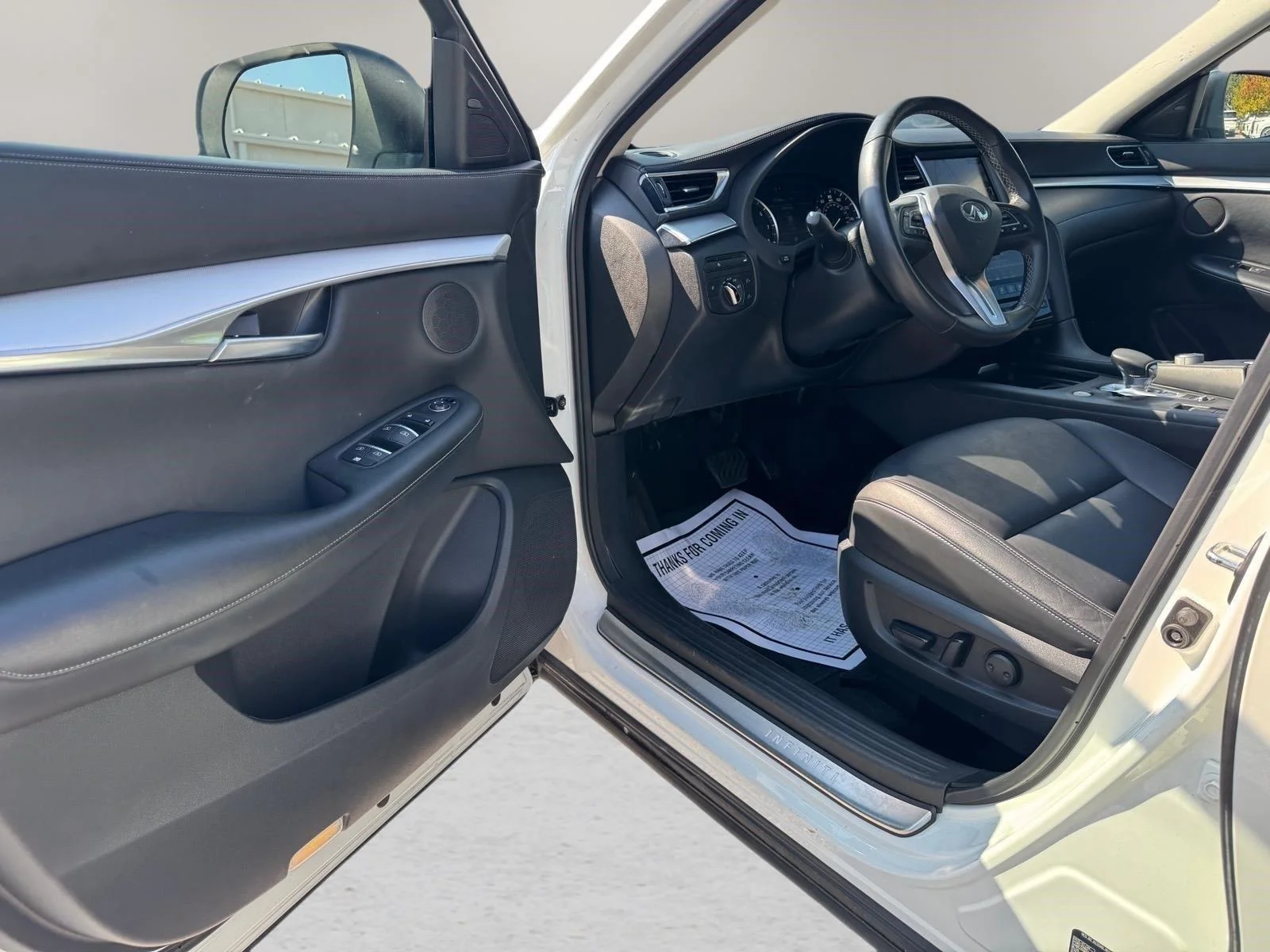 Used 2020 Majestic White INFINITI LUXE image 17