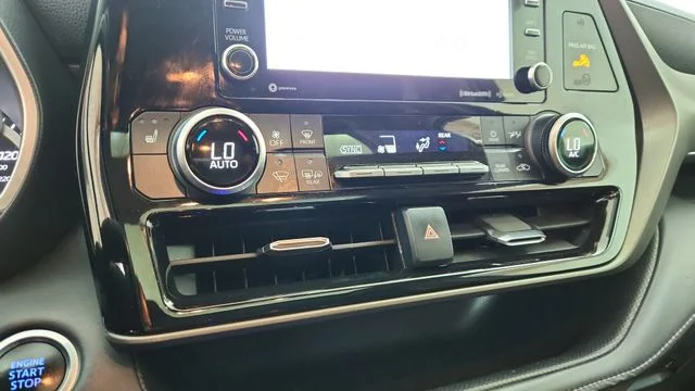 Used 2021 Silver Toyota XLE image 25