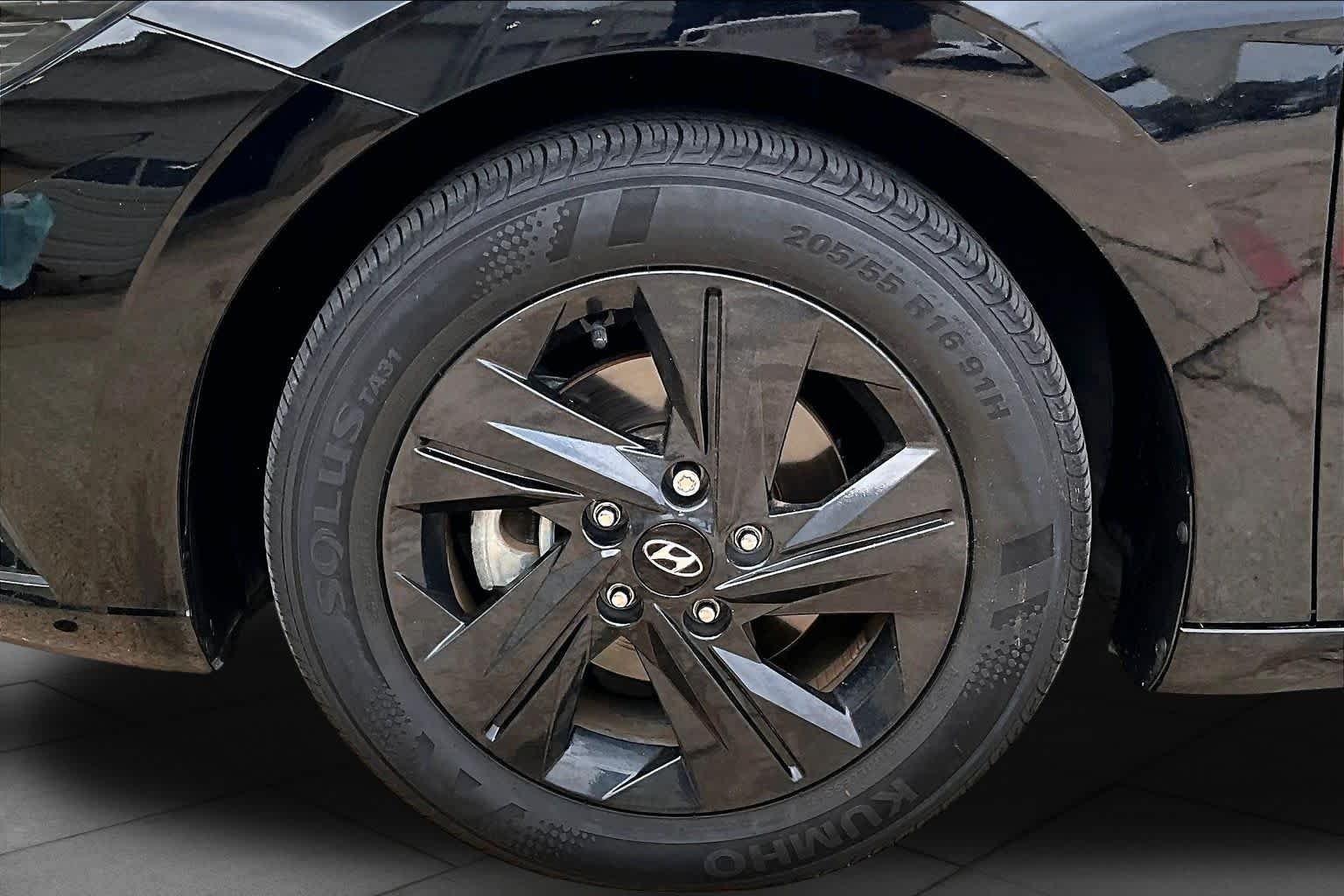 Used 2023 Phantom Black Hyundai SEL image 10