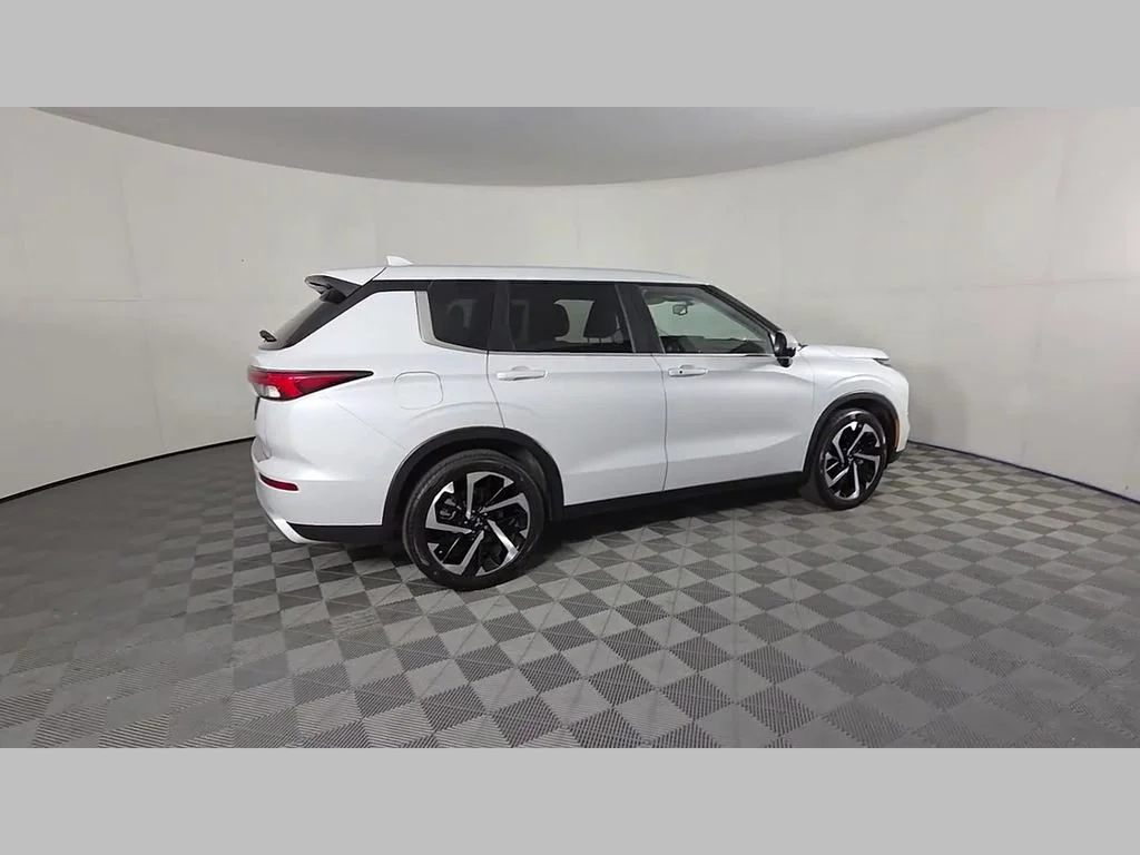 Used 2024 White Mitsubishi SE Black Edition image 46