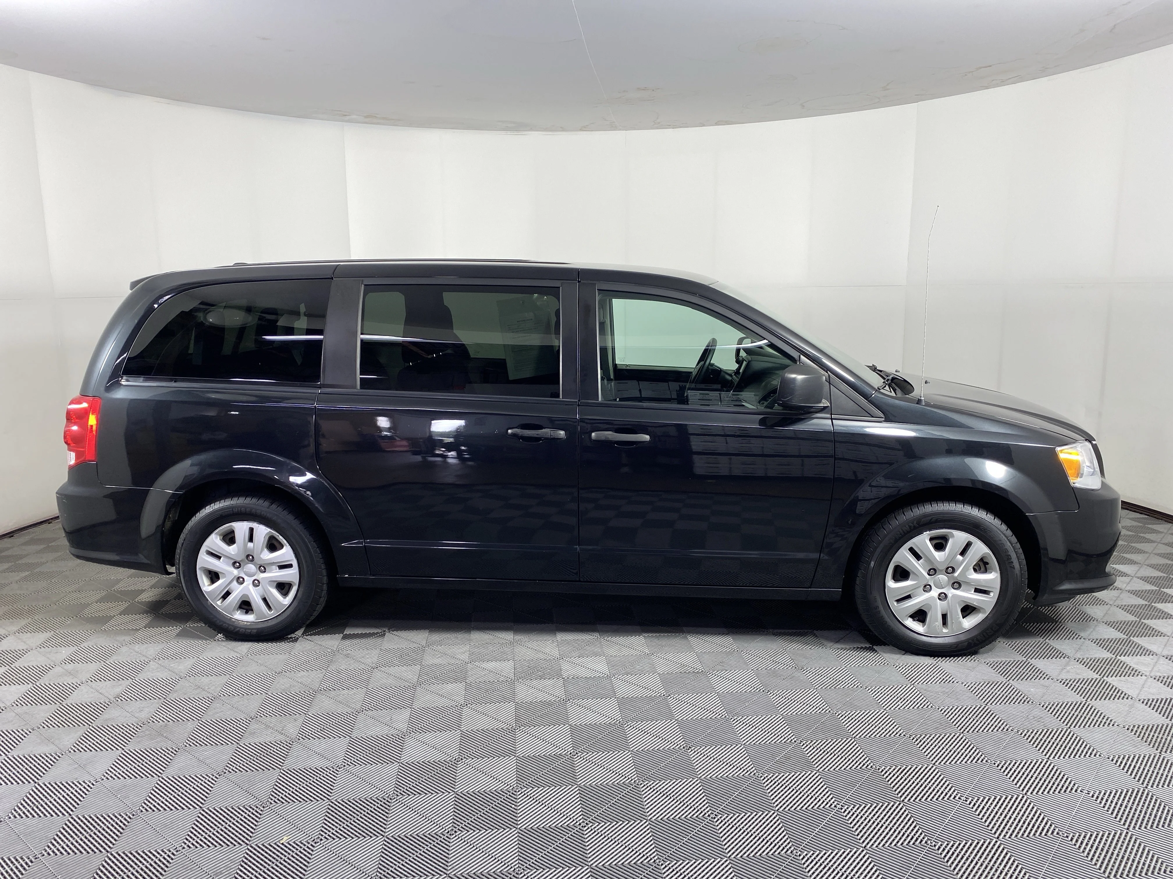 Used 2019 Black Onyx Crystal Pearlcoat Dodge SE image 5