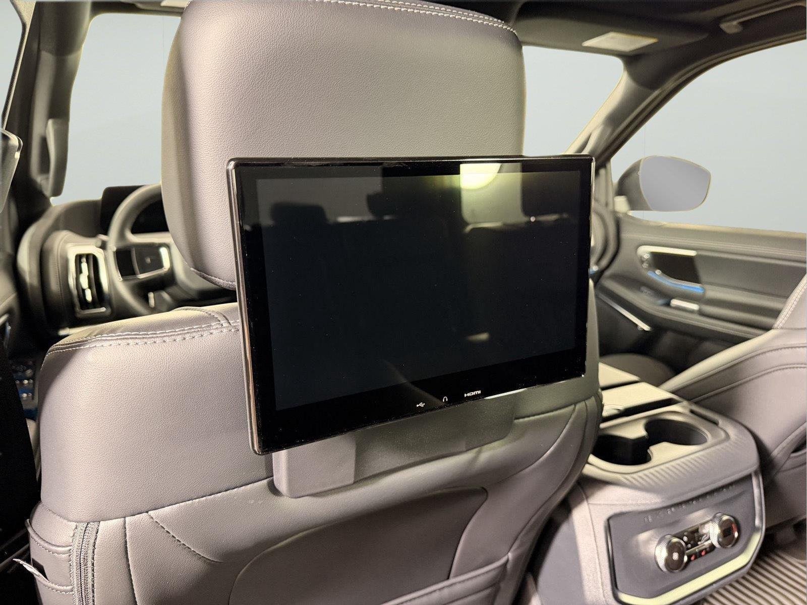 New 2026 Glacier Gray Metallic Tri-Coat Ford Platinum® image 17