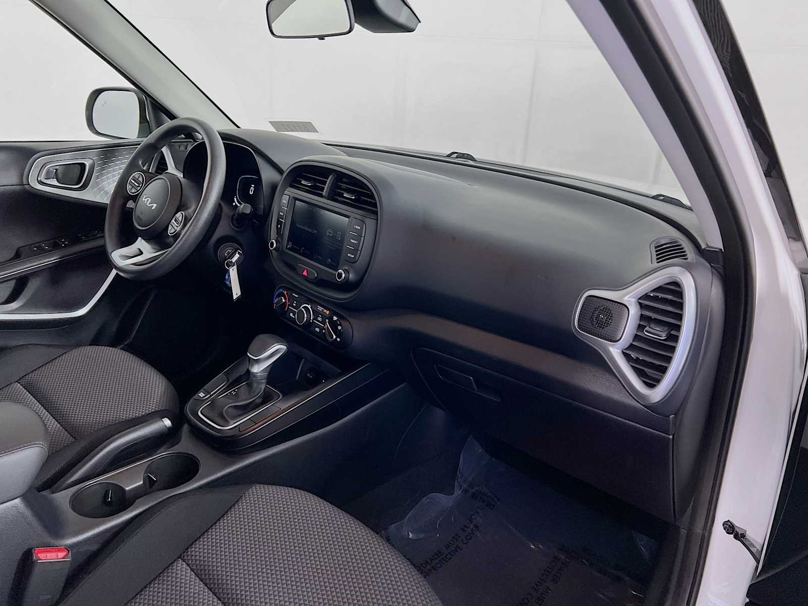 Used 2025 Snow White Pearl Kia LX image 27