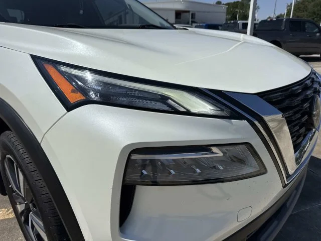 Used 2021 White Nissan SL image 2