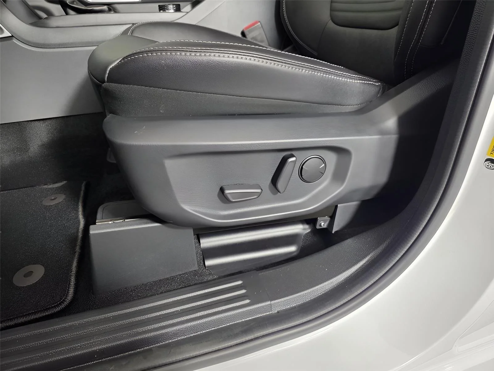 Used 2025 Oxford White Ford LARIAT image 14