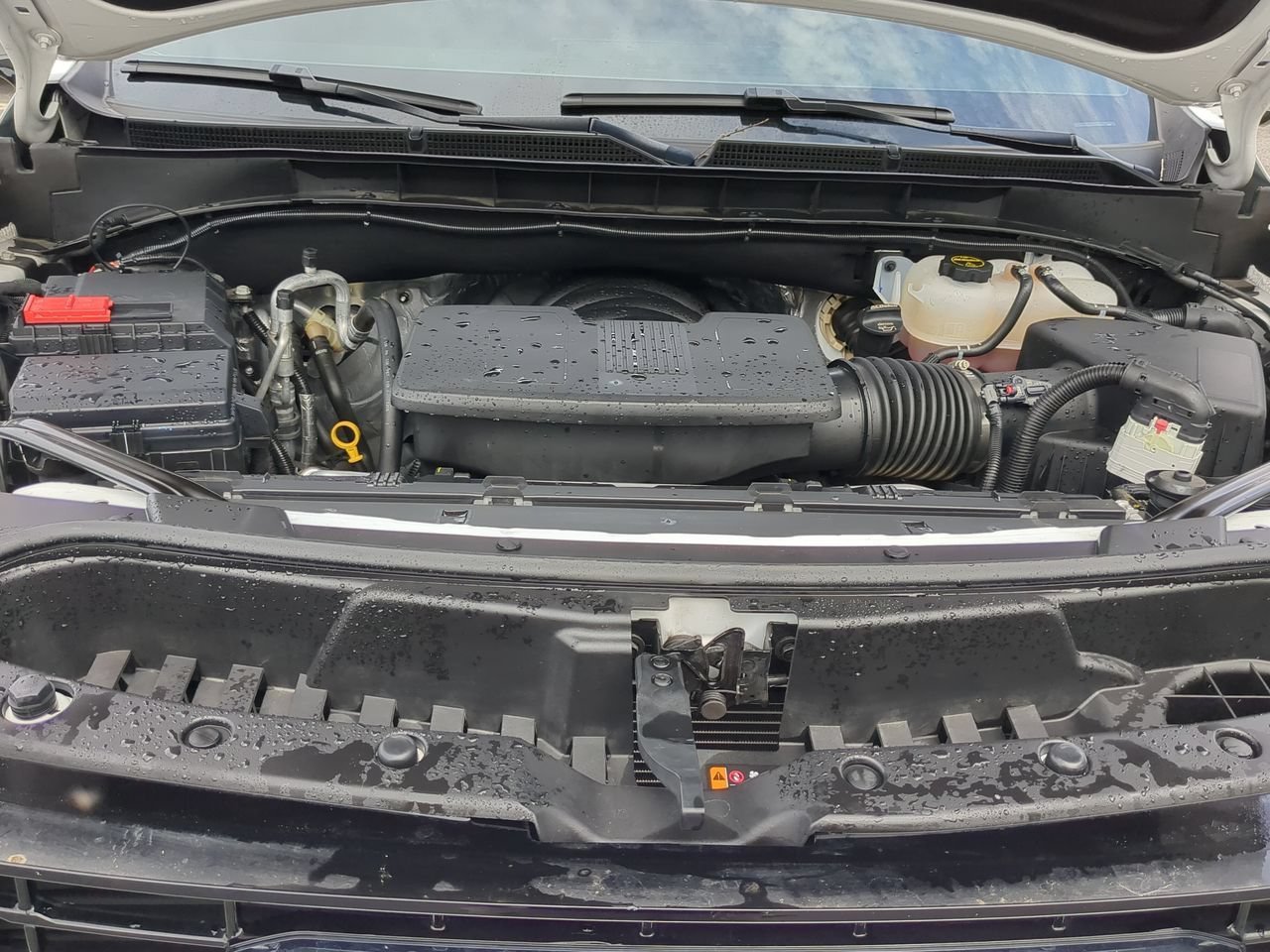 Used 2025 Summit White GMC Elevation image 31
