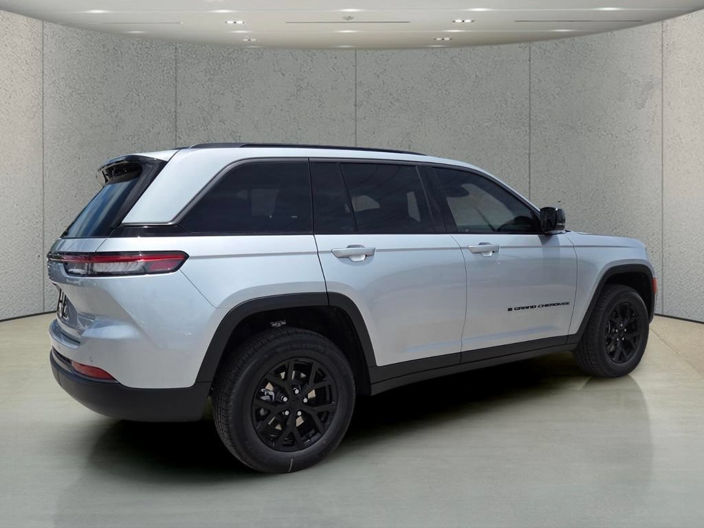 New 2026 Silver Zynith Exterior Paint Jeep Laredo Altitude image 3