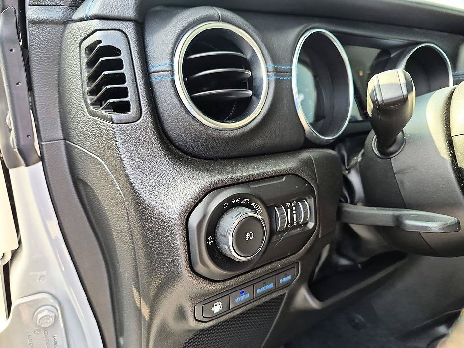Used 2022 Bright White Clearcoat Jeep Unlimited Rubicon image 14