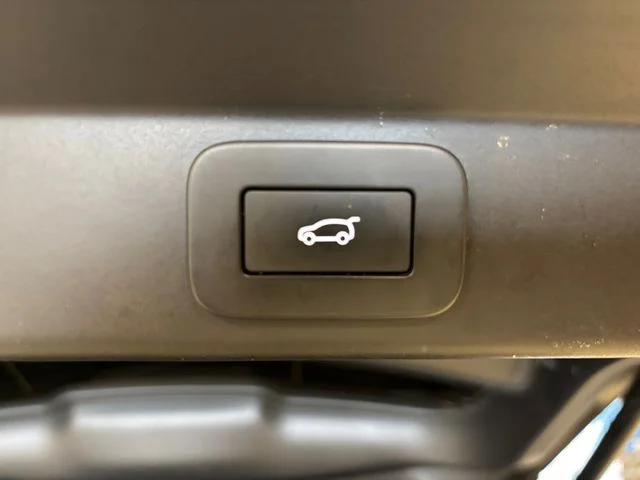 Used 2023 Black Land Rover SE Dynamic image 27