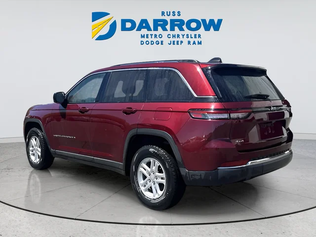 Used 2023 Red Jeep Laredo image 3