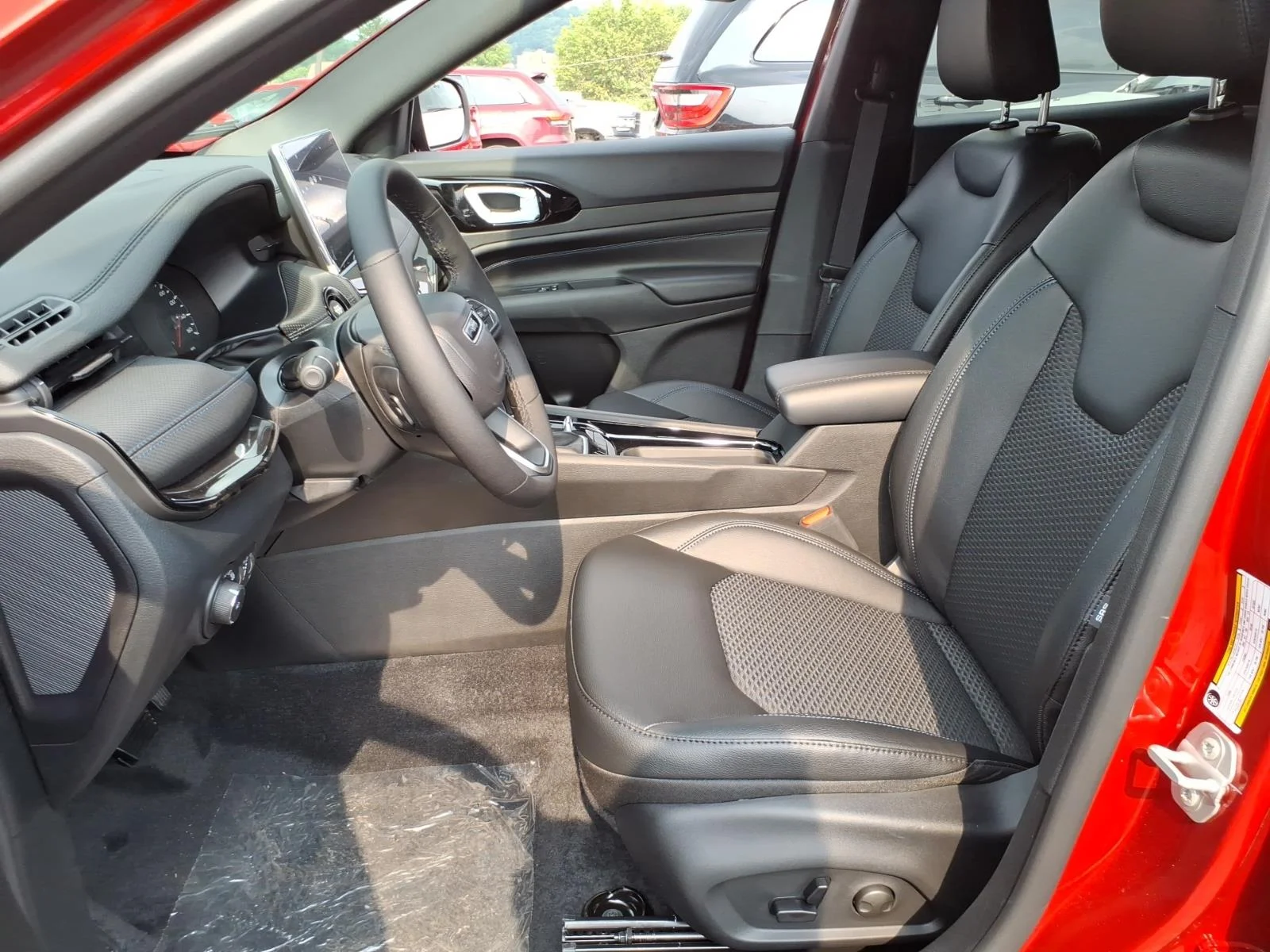 New 2026 Red Hot Pearl-Coat Exterior Paint Jeep Latitude image 4