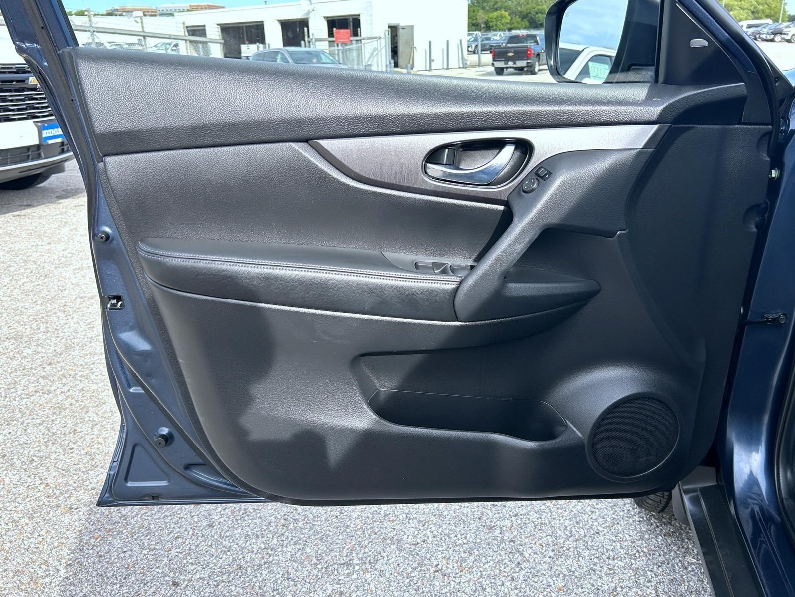 Used 2016 Blue Nissan SV image 9
