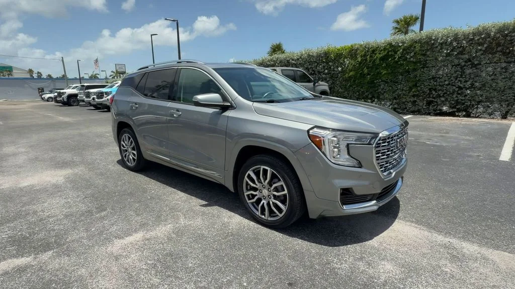 Used 2023 Silver GMC Denali image 2