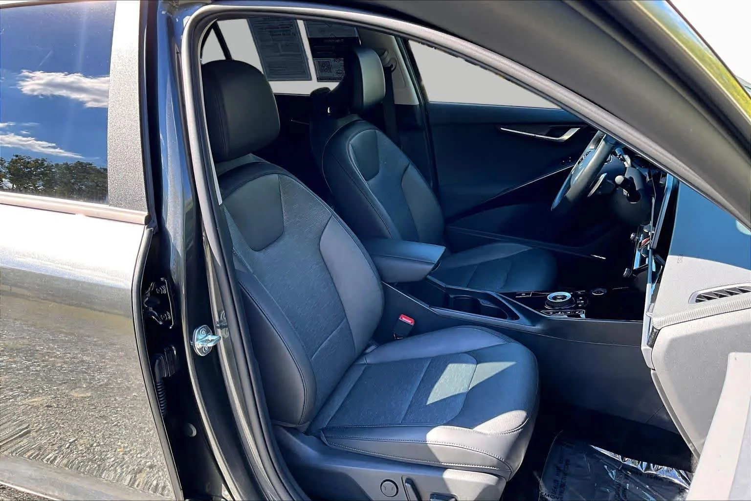 Used 2024 Graphite Gray Kia Wave image 8