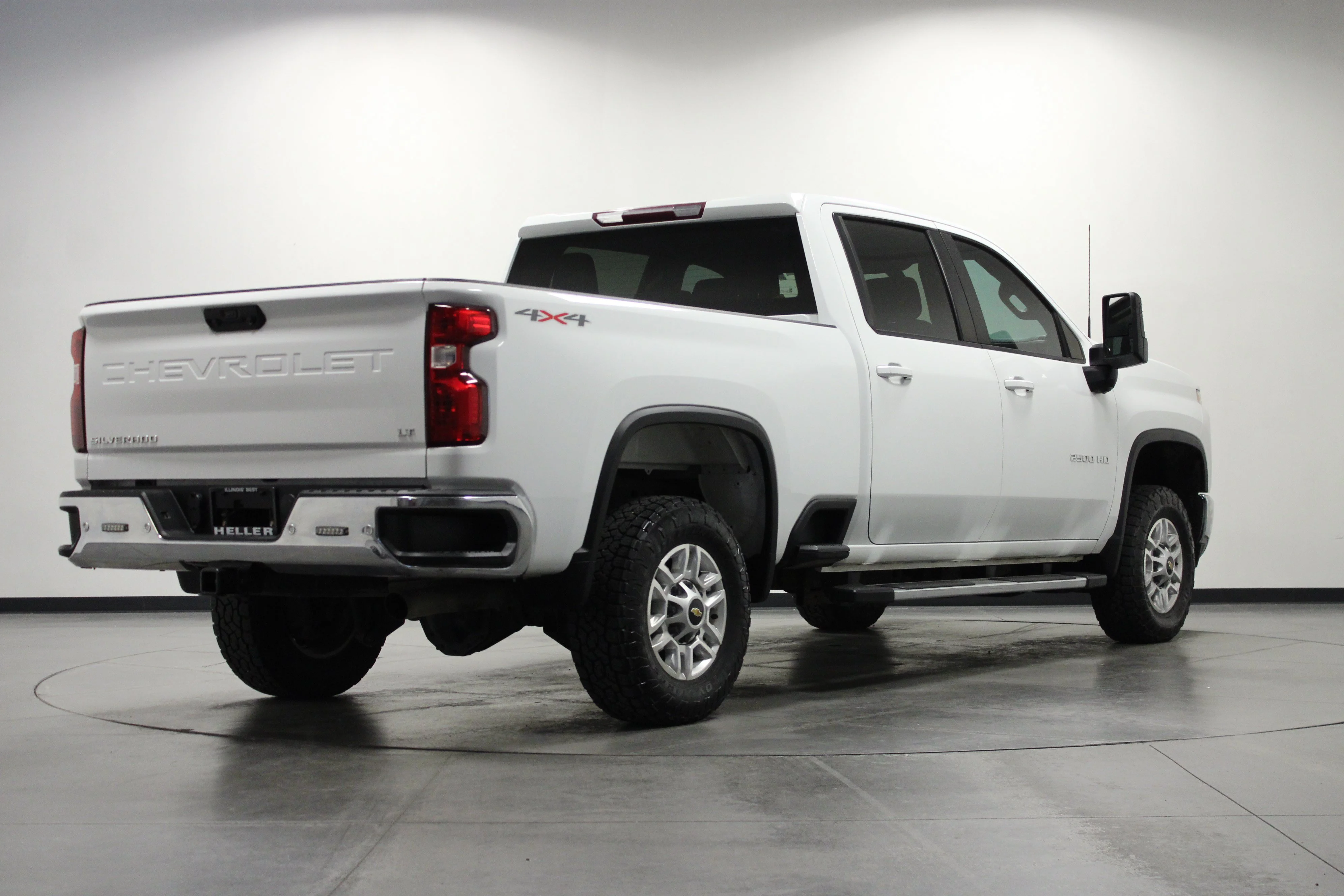 Used 2022 Summit White Chevrolet LT image 4