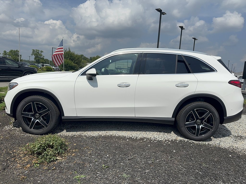 New 2026 Polar White Mercedes-Benz GLC 300 4MATIC® image 2