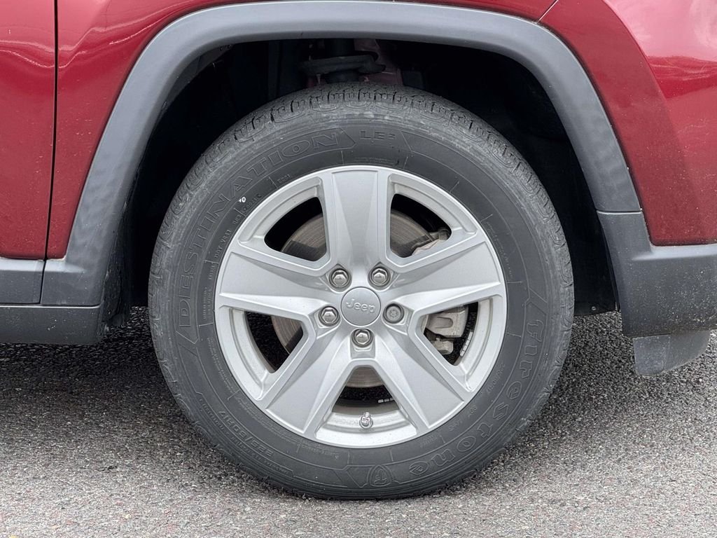 Used 2022 Red Jeep Latitude image 11