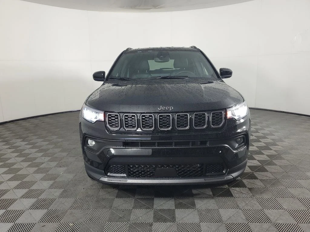 New 2026 Diamond Black Crystal Pearl-Coat Exterior Paint Jeep Latitude image 9