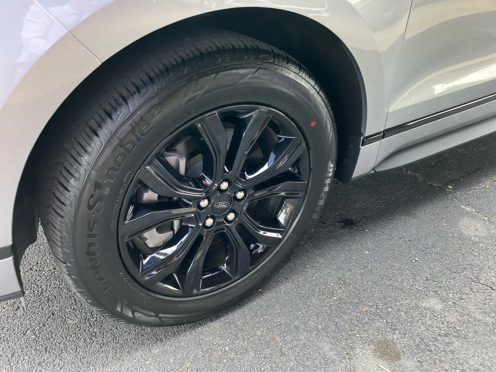 New 2023 Iconic Silver Metallic Ford SE image 5
