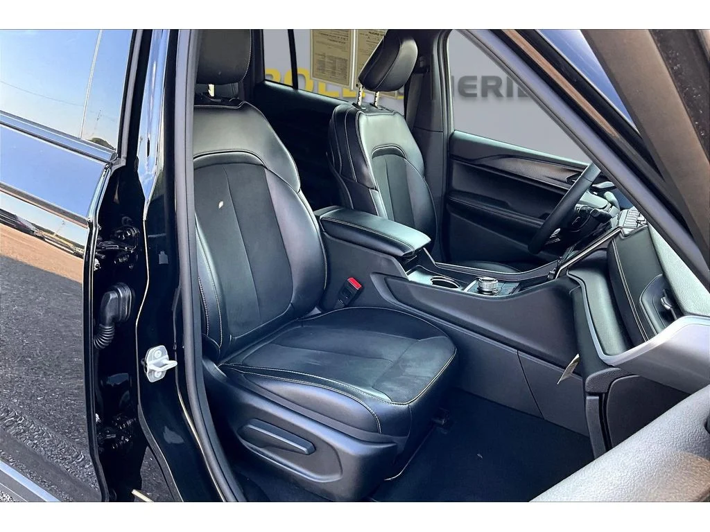 Used 2025  Jeep Altitude image 6
