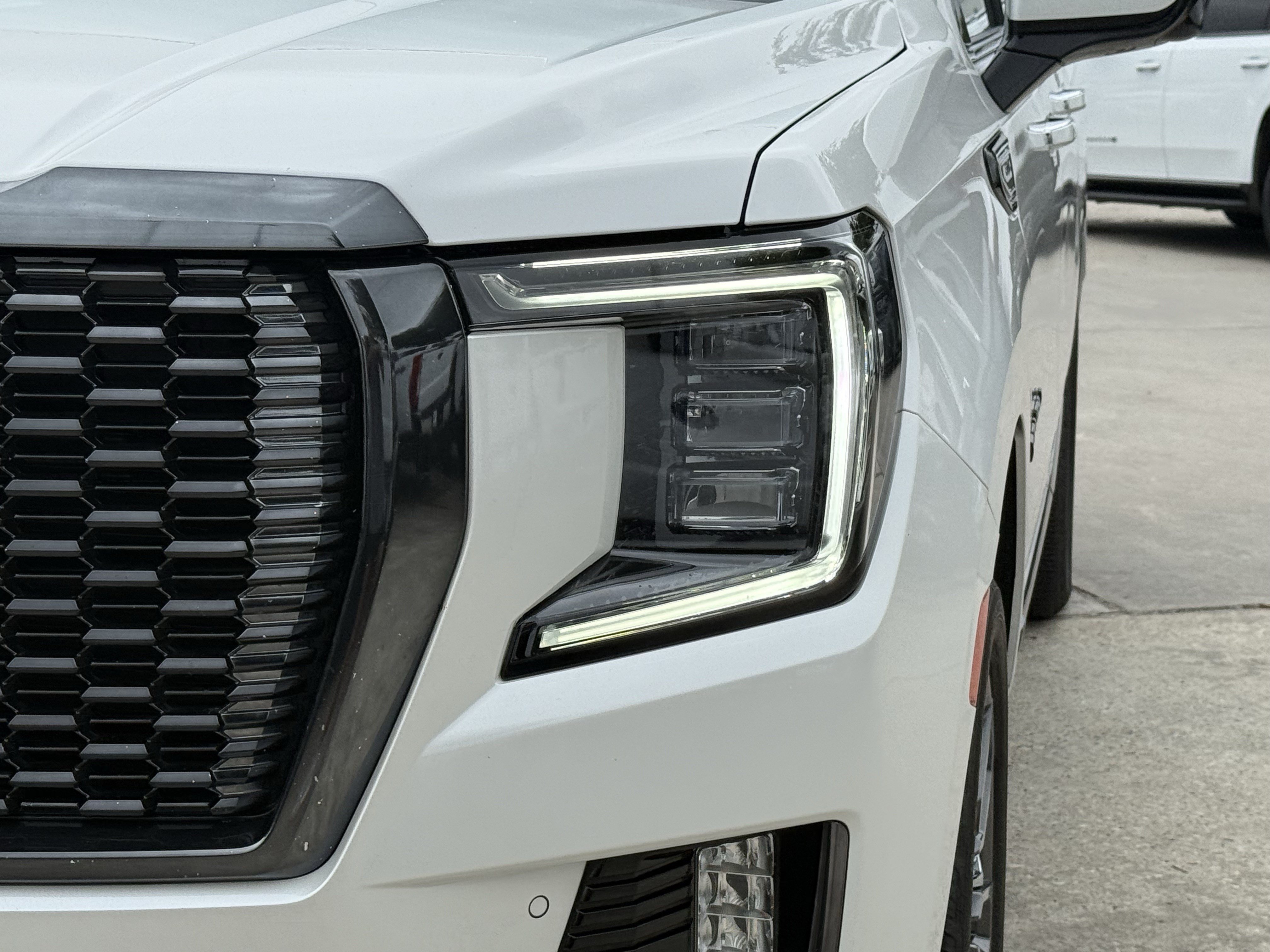 Used 2023 White Frost Tricoat GMC Denali Ultimate image 10