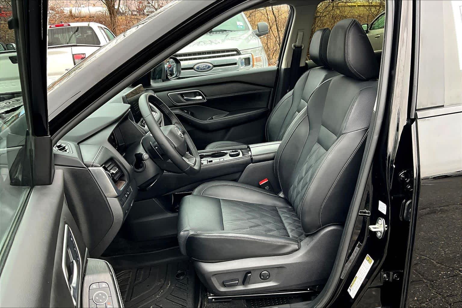 Used 2025 Super Black Nissan Platinum image 17