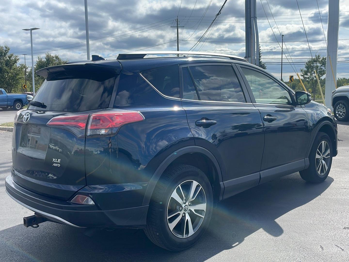 Used 2018 Galactic Aqua Mica Toyota XLE image 11