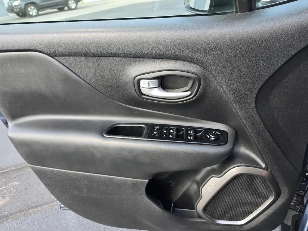 Used 2023 Slate Blue Pearlcoat Jeep Latitude image 18