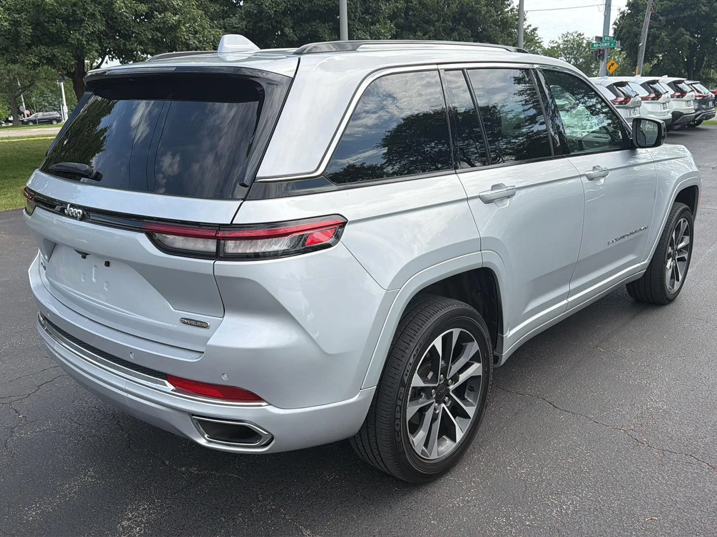 Used 2022 Silver Zynith Jeep Overland image 3