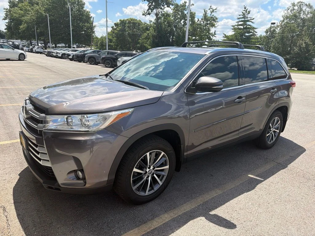 Used 2019 Gray Toyota XLE image 6