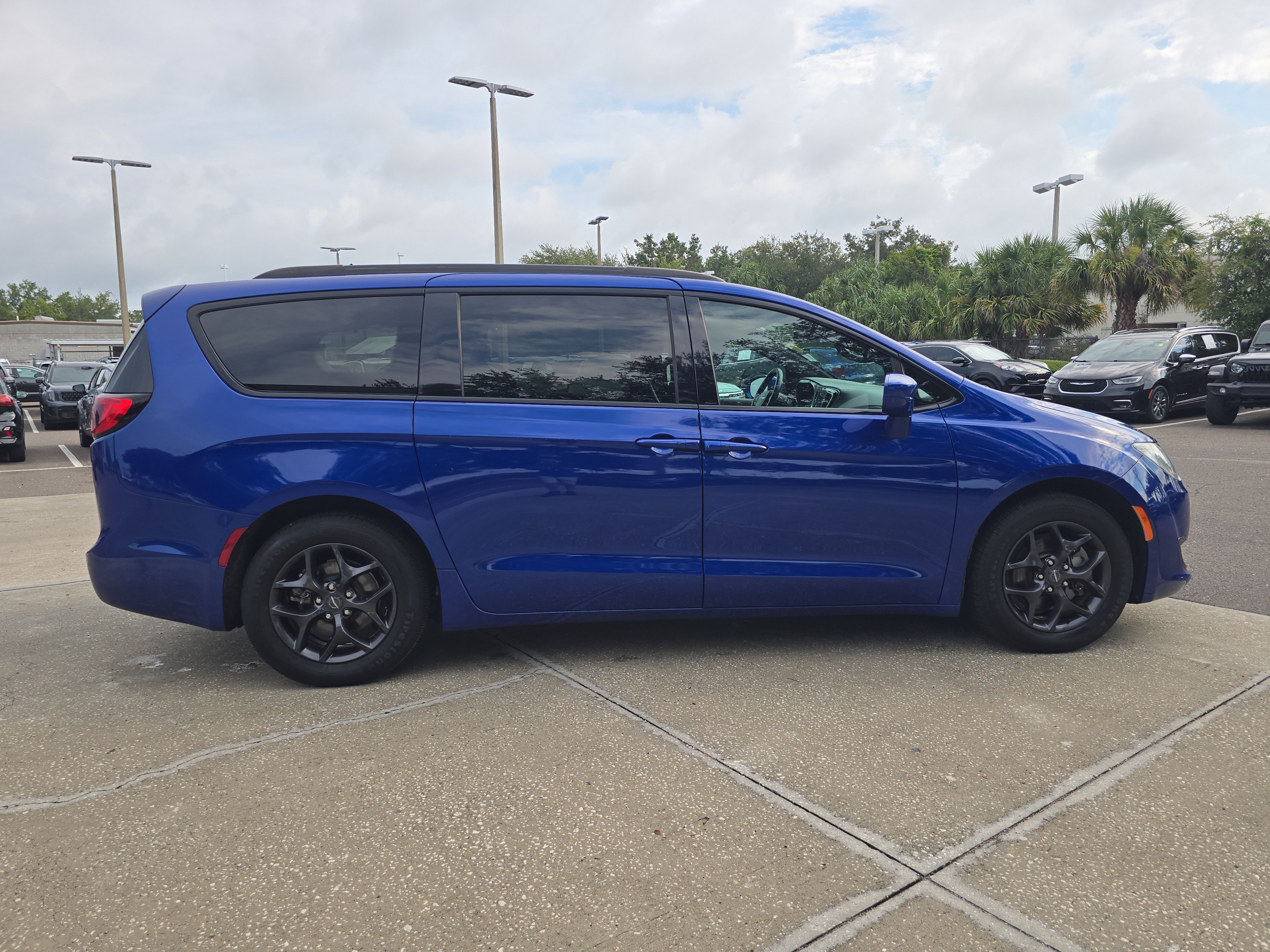 Used 2019 Ocean Blue Metallic Chrysler Touring L image 9