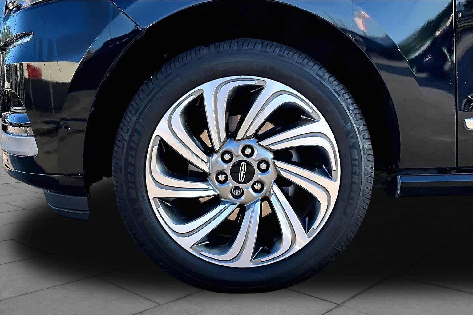 Used 2023 Infinite Black Metallic Clearcoat Lincoln Standard image 11