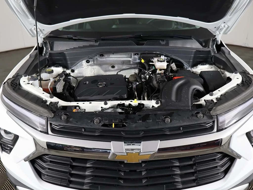 Used 2025 White Chevrolet LT image 16