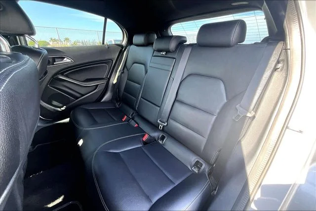Used 2018 Silver Mercedes-Benz GLA 250 image 27