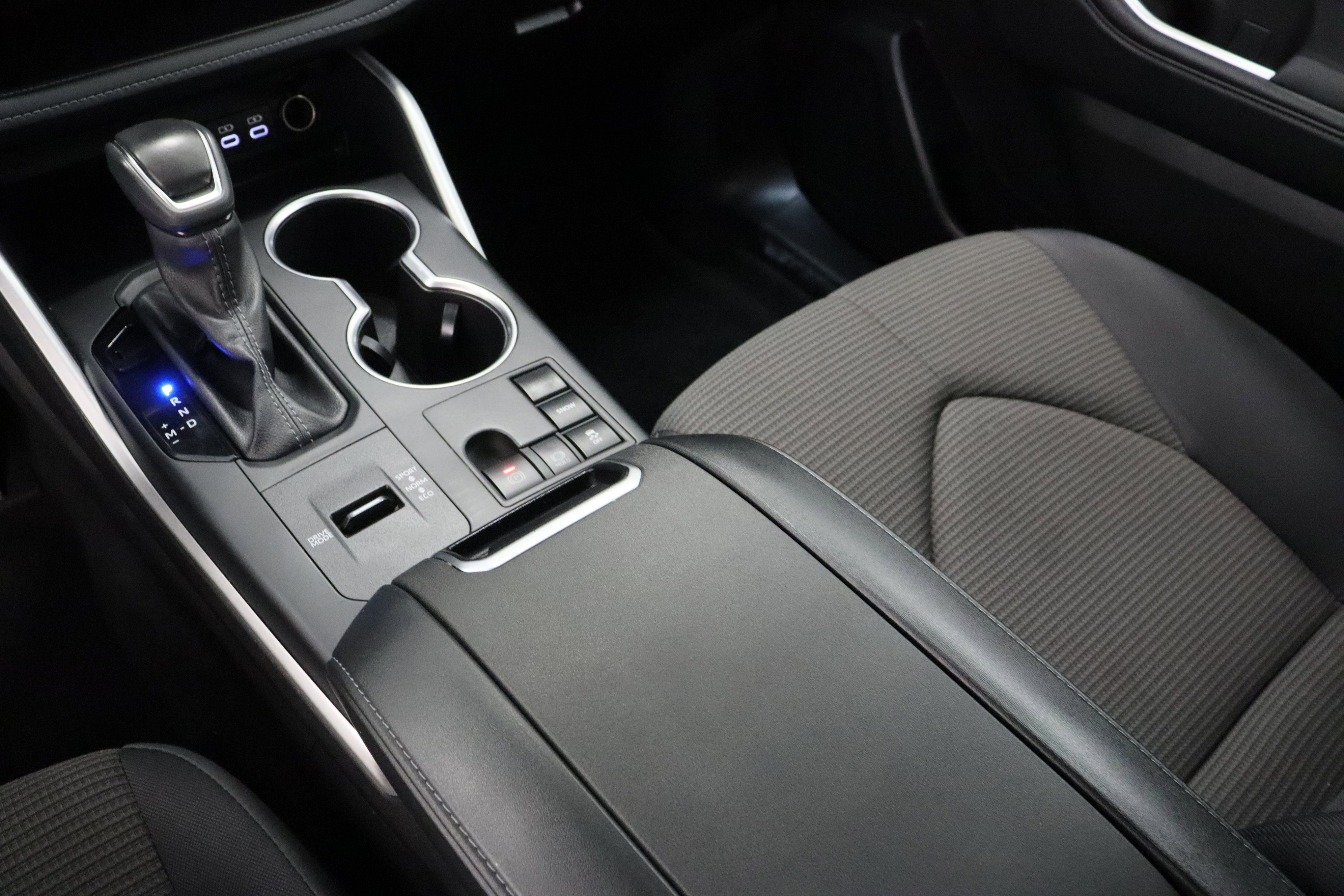 2025 Toyota Highlander LE - Photo 17