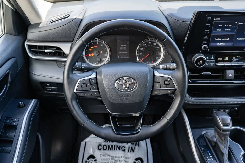 Used 2020 White Toyota LE image 13