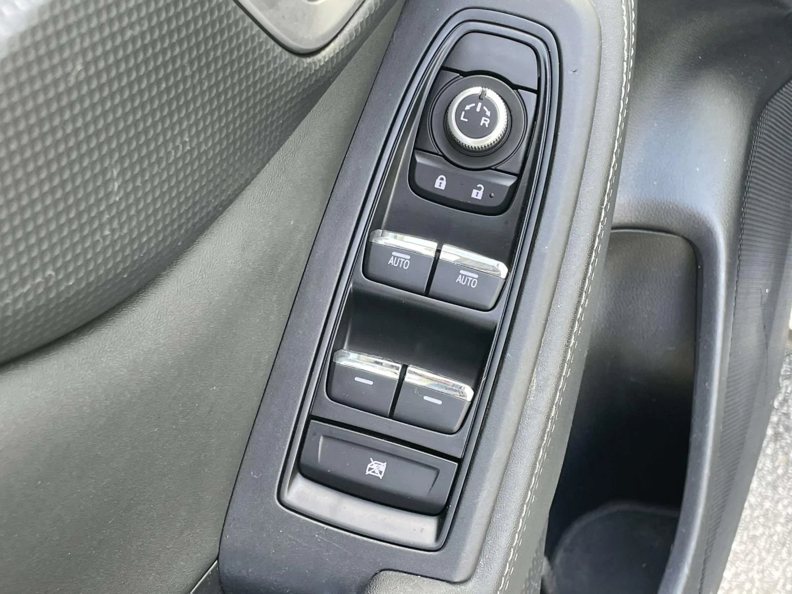 Used 2020 Ice Silver Metallic Subaru Limited image 6