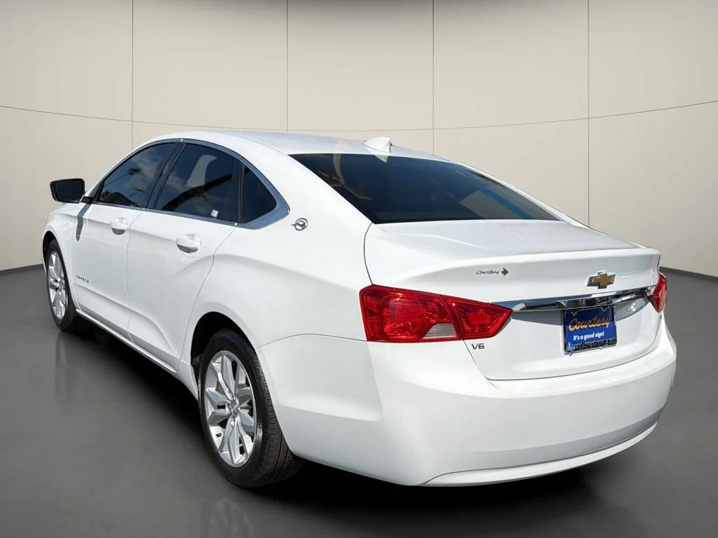 Used 2017 SUMMIT WHITE Chevrolet LT image 5