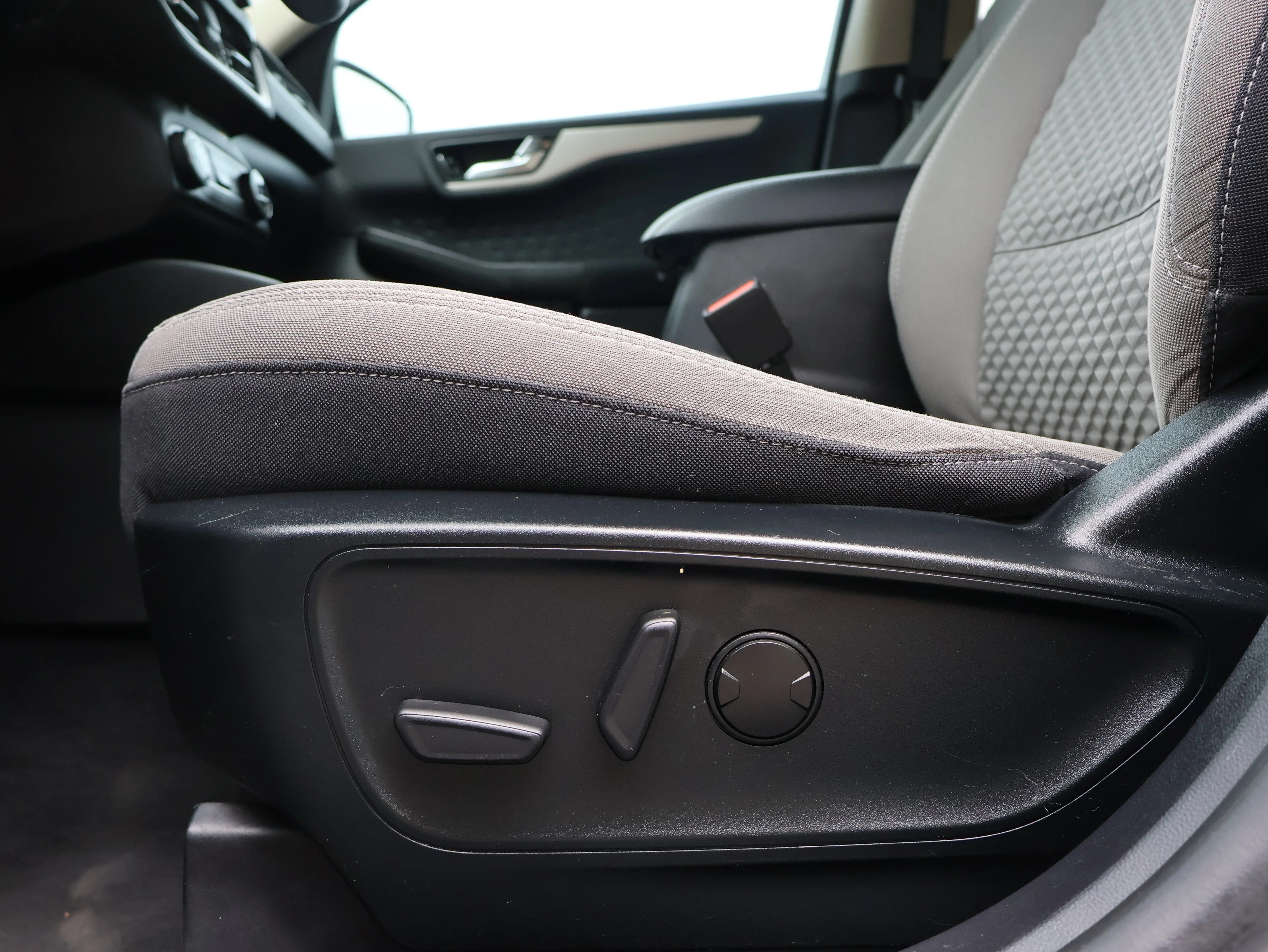 Used 2020 Ingot Silver Metallic Ford SE image 21