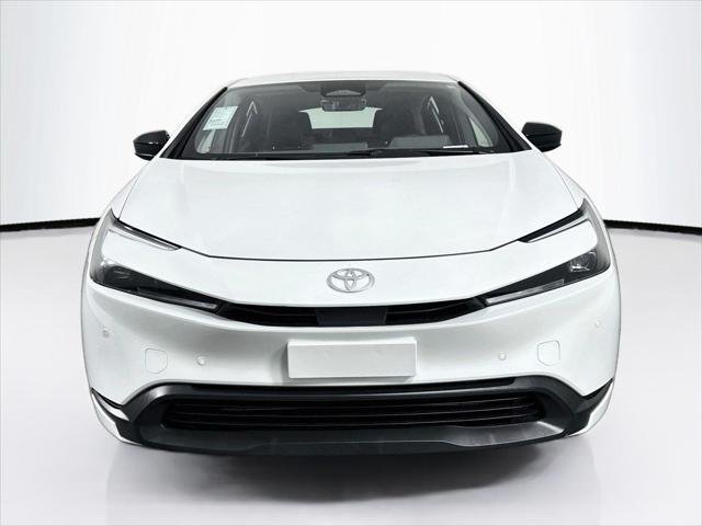 Certified Used 2025 WIND CHILL PEARL Toyota  image 8