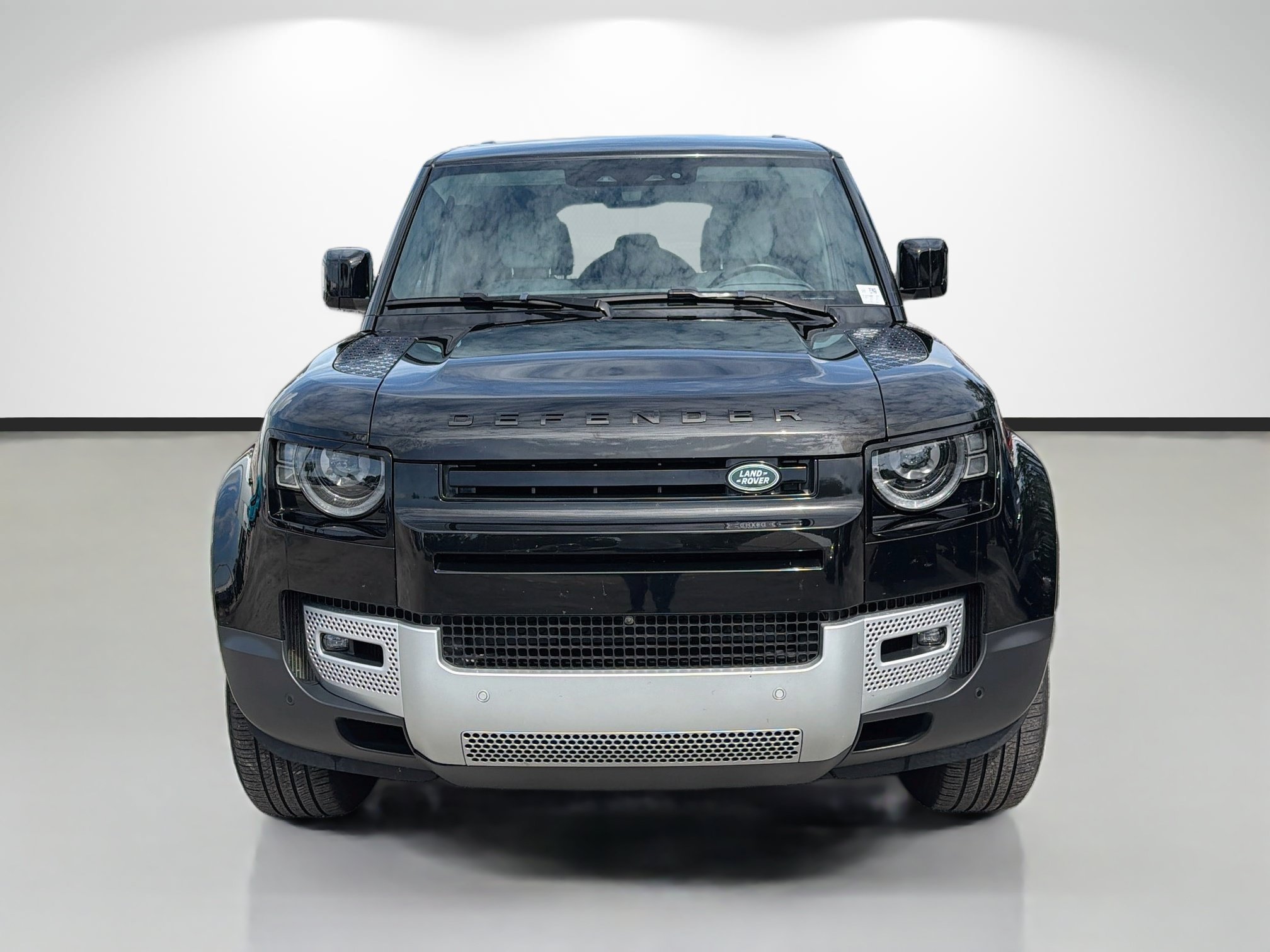 Used 2025 Santorini Black Metallic Land Rover S image 8