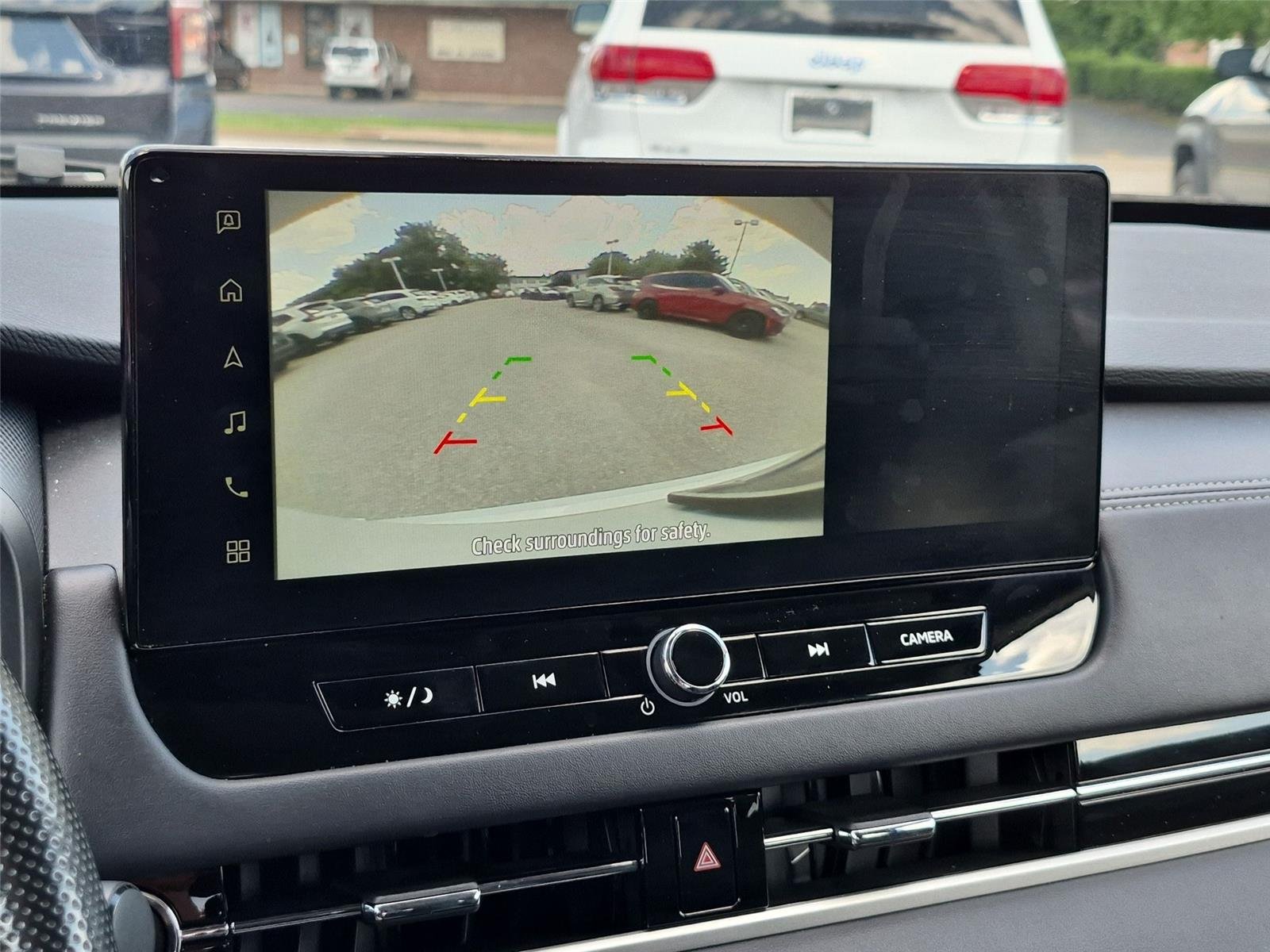 Used 2025 White Diamond Mitsubishi ES image 26