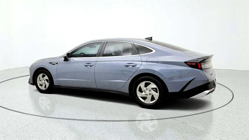 Used 2026 Transmission Blue Hyundai SE FWD image 7