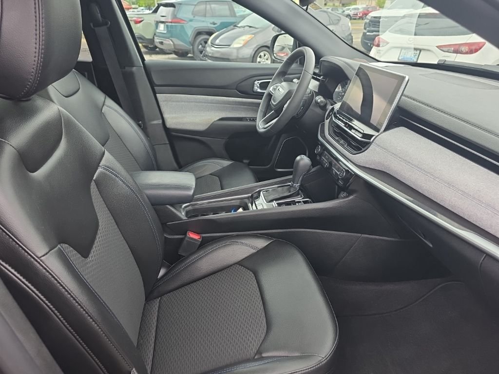 Used 2023 Gray Jeep Latitude image 10