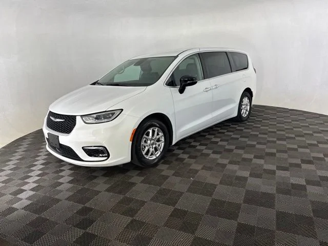 Used 2024 White Chrysler Touring L image 4