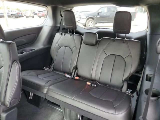 2026 Chrysler Pacifica Select - Photo 37