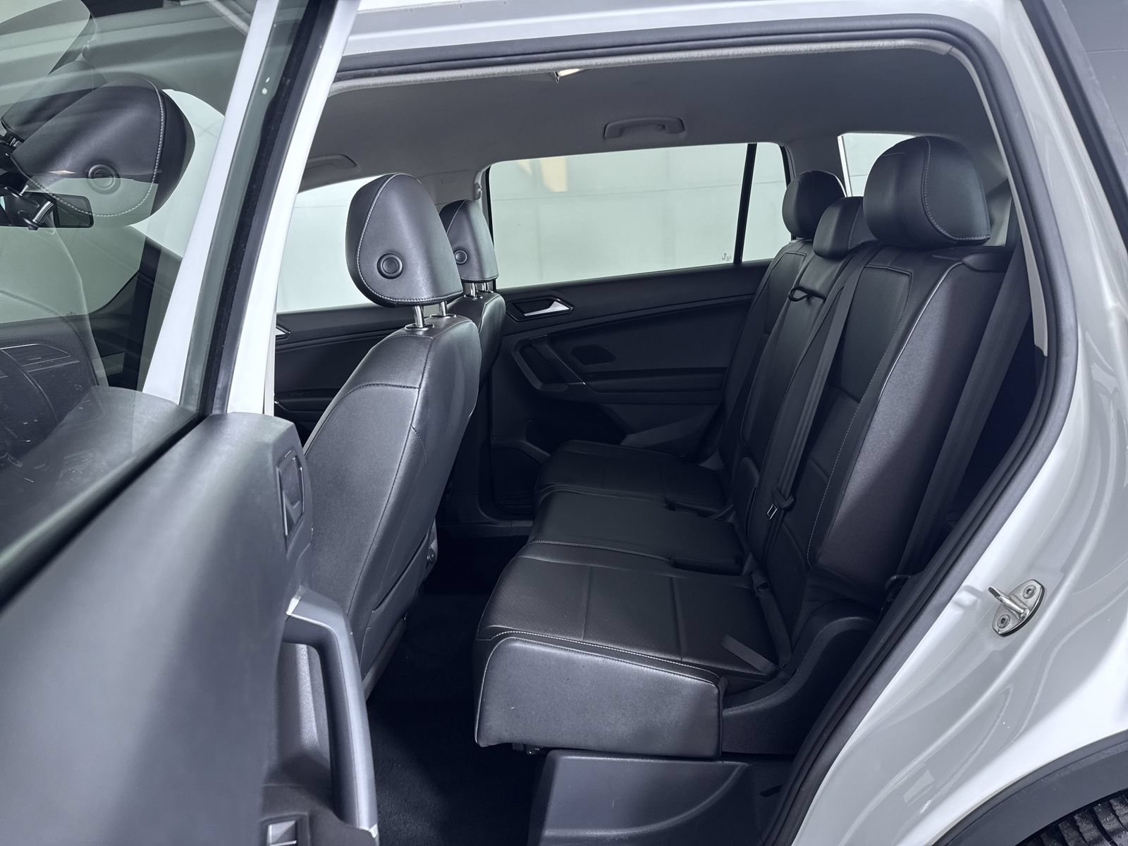 Used 2018 Pure White Volkswagen SEL image 22