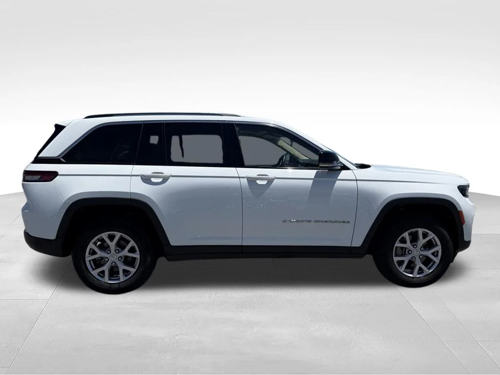 Used 2022 White Jeep Limited image 25